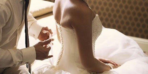 Bu Gelenek Şok Ediyor! Damat Gerdek Gecesi Gelinin Annesiyle..