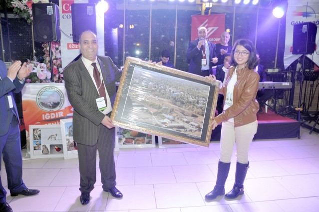 Iğdırlılar salona sığmadı!