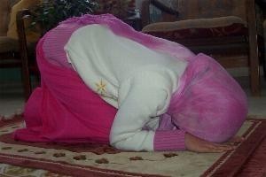 TÜRKİYE BU REZALETİ KONUŞUYOR! NAMAZ KILIYORMUŞ GİBİ GÖZÜKÜYOR AMA ASLINDA BU KIZ...