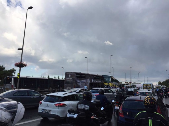 ŞEMSİYENİN BEDELİ AĞIR OLDU! METROBÜS SALDIRGANI ASIL ŞİMDİ YANDI..!