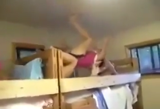KIZ ÖĞRENCİ YURDUNDA SKANDAL! ODADA TEK BAŞLARINA KALINCA...