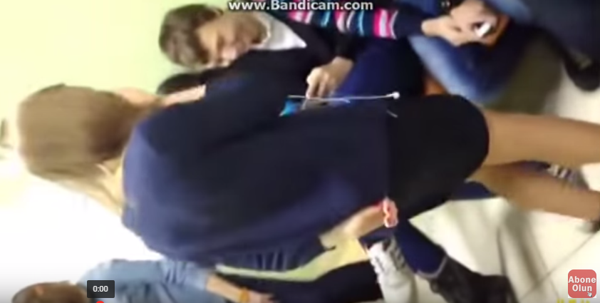 BU GÖRÜNTÜLER TÜRKİYEDE ÇEKİLDİ! SINIFTA CANI SIKILAN GENÇ ÖĞRENCİLER...