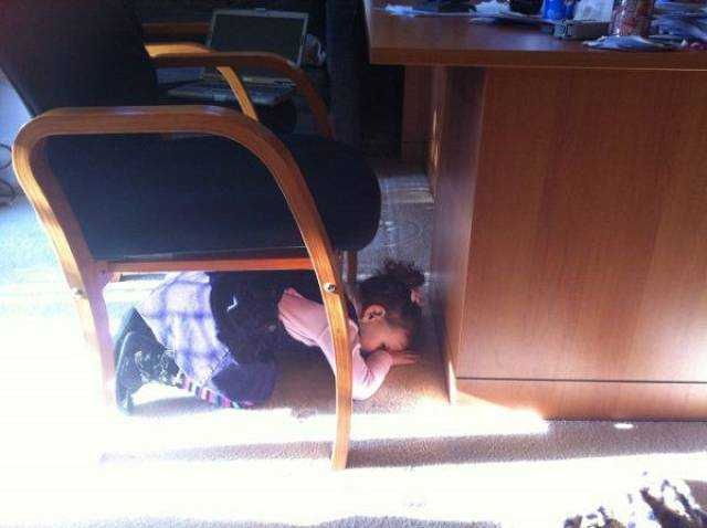 Saklambaç oynayan çocukların güldüren halleri