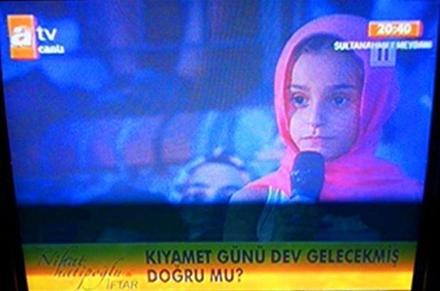 YA SİZDE HİÇ Mİ AKIL YOK ! CANLI YAYINDA ÖYLE BİR SORU SORDU Kİ, HOCA KÜFRETMEMEK İÇİN KENDİNİ ZOR TUTTU !