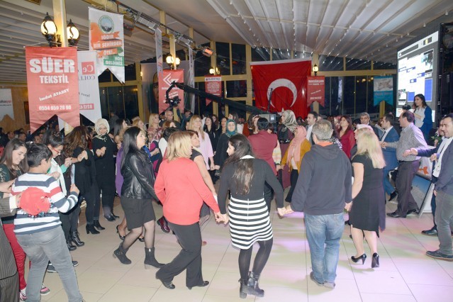 Iğdırlılar salona sığmadı!