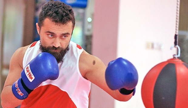 İŞTE DÜNYANIN KONUŞTUĞU AMA TÜRK MEDYASININ GÖRMEZDEN GELDİĞİ ŞAMPİYON BOKSÖR!