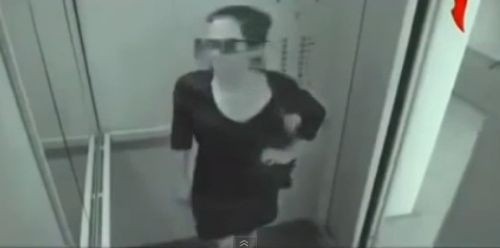 Asansörde gizli kameraya yakalandı