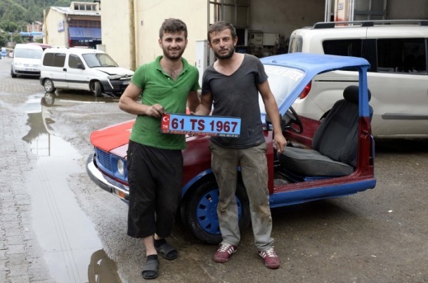 Arabayla öyle bir şey yaptılar ki görenler şok oldu... Gözlerinize inanamayacaksınız..!