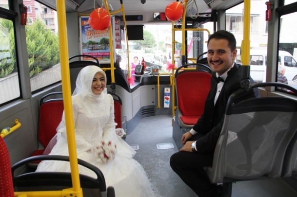 Tanıştıkları halk otobüsünü gelin arabası yaptılar !