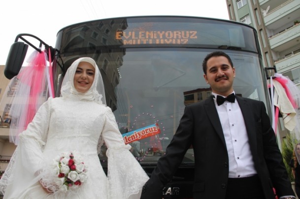 Tanıştıkları halk otobüsünü gelin arabası yaptılar !