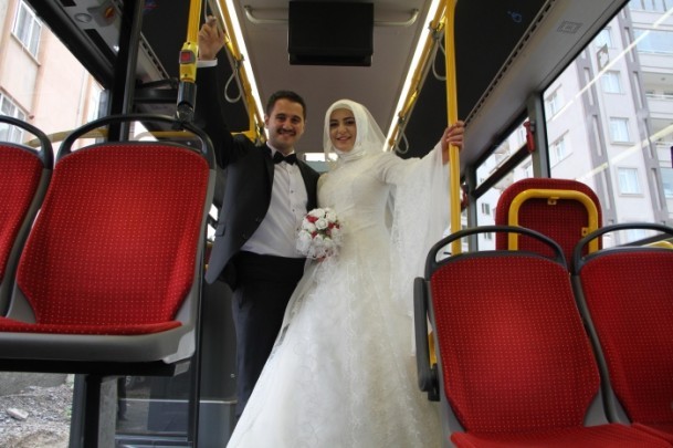 Tanıştıkları halk otobüsünü gelin arabası yaptılar !