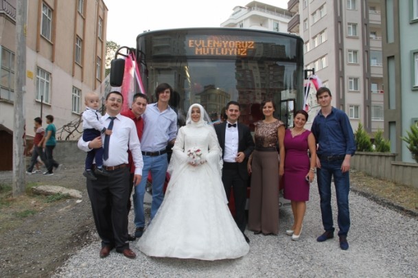 Tanıştıkları halk otobüsünü gelin arabası yaptılar !