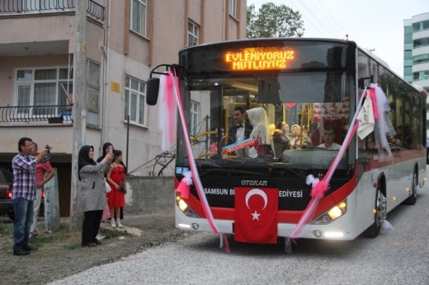 Tanıştıkları halk otobüsünü gelin arabası yaptılar !