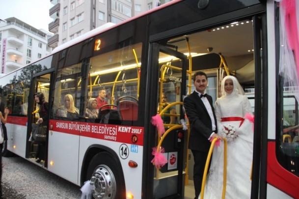 Tanıştıkları halk otobüsünü gelin arabası yaptılar !