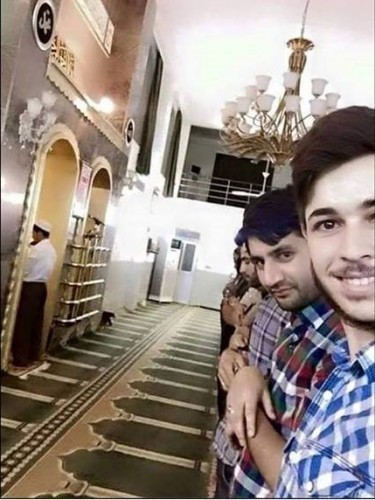 TÜRKİYE BU REZALETİ KONUŞUYOR! NAMAZ KILIYORMUŞ GİBİ GÖZÜKÜYOR AMA ASLINDA BU KIZ...