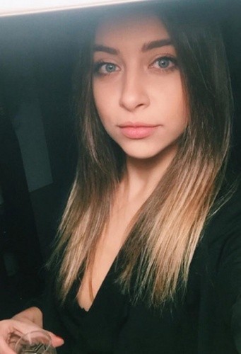 HANDE ERÇEL’İN KIZ KARDEŞİNİ HEPİMİZ TANIYORDUK… FAKAT KARDEŞ OLDUKLARINI ÖĞRENİNCE BİZ BİLE ŞOK OLDUK!