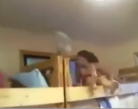 KIZ ÖĞRENCİ YURDUNDA SKANDAL! ODADA TEK BAŞLARINA KALINCA...