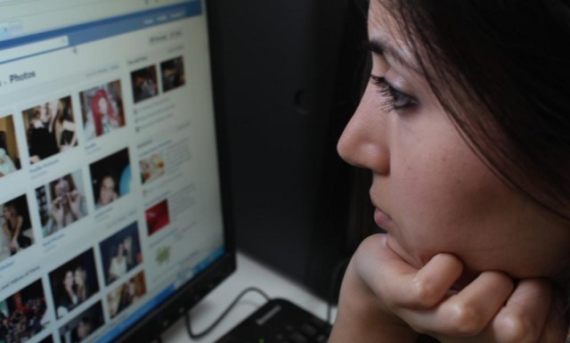 Sevgiliniz yada eşiniz facebook kullanıyorsa dikkat!