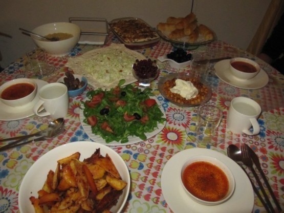 Sofrayı uzun süre yerde bekletti ve bakın ne oldu !