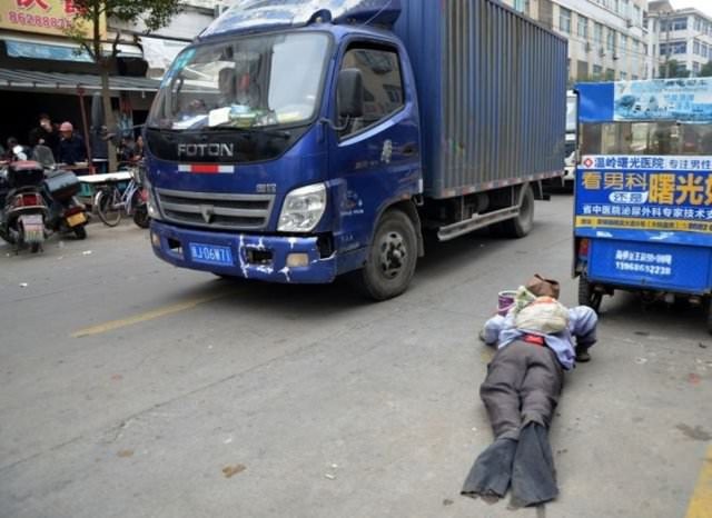 Dilenciden akılalmaz numara... Şeytanın aklına bile gelmez..!