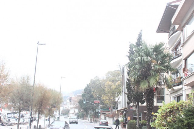 Ünlü Şarkıcı Bebek'te ki evinde cam silmeye kalktı..