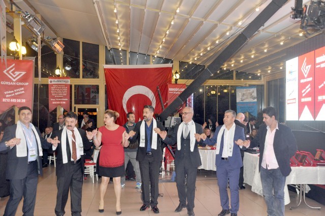Iğdırlılar salona sığmadı!