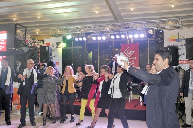 Iğdırlılar salona sığmadı!
