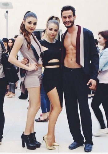 HANDE ERÇEL’İN KIZ KARDEŞİNİ HEPİMİZ TANIYORDUK… FAKAT KARDEŞ OLDUKLARINI ÖĞRENİNCE BİZ BİLE ŞOK OLDUK!