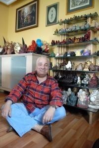 1 DEĞİL 2 DEĞİL TAM 1100 TANE! RAHMETLİ ZEKİ ALASYA’NIN EVİN DE BUNLARIN NE İŞİ VAR?