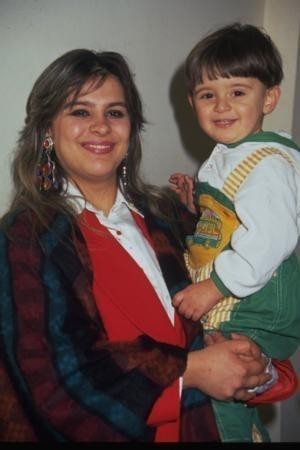 EMRAH OĞLUNU PAYLAŞTI SOSYAL MEDYA YIKILDI, NEDEN Mİ? FOTOĞRAFA BİR BAKIN!!