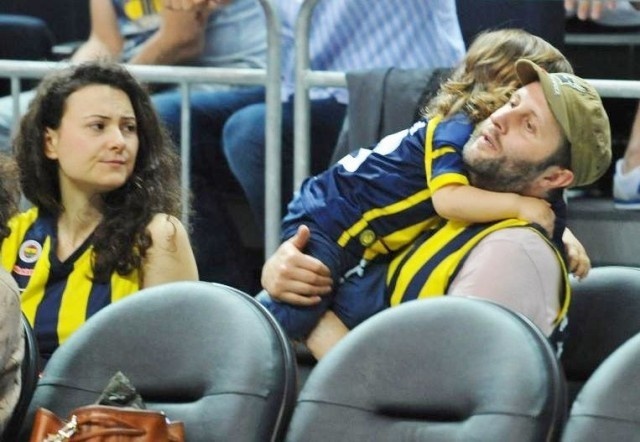 İLKER AYRIK'IN EŞİNİ GÖRENLER GÖZLERİNE İNANAMADI! SEMPATİK SUNUCUNUN KARISI SOSYAL MEDYAYI SALLADI!