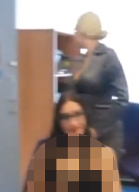 BİLETLER SATILSIN DİYE MÜŞTERİLERİN ÜSTLERİNDE...