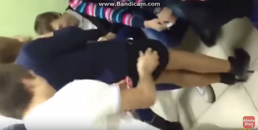 BU GÖRÜNTÜLER TÜRKİYEDE ÇEKİLDİ! SINIFTA CANI SIKILAN GENÇ ÖĞRENCİLER...