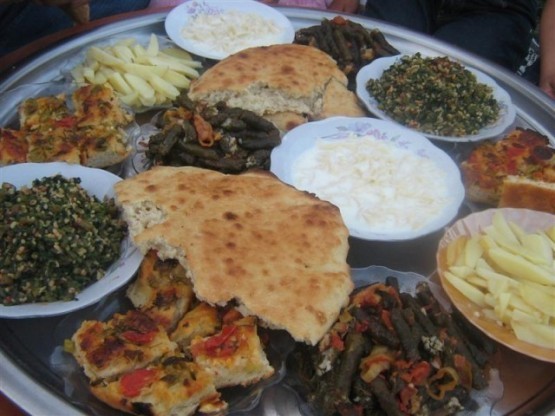 Sofrayı uzun süre yerde bekletti ve bakın ne oldu !