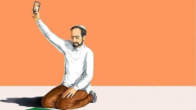 TÜRKİYE BU REZALETİ KONUŞUYOR! NAMAZ KILIYORMUŞ GİBİ GÖZÜKÜYOR AMA ASLINDA BU KIZ...