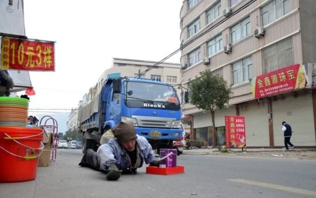 Dilenciden akılalmaz numara... Şeytanın aklına bile gelmez..!