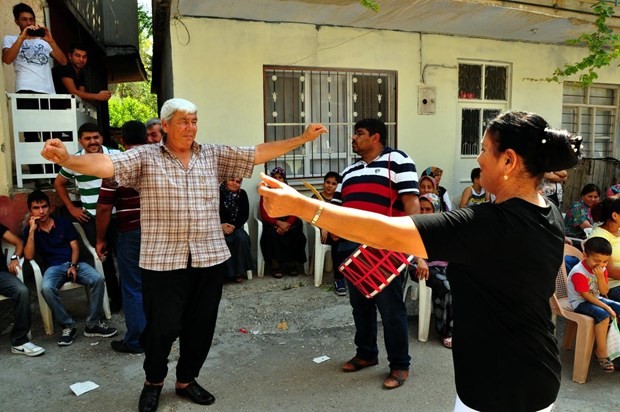 HAKKARİ'DE AKIL ALMAZ OLAY! DAMAT GELEMİYİNCE...