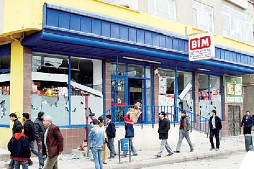 BİM'E GİRERKEN NEDEN İKİ KAPIDAN GEÇİLİYOR?