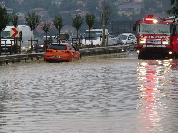 İstanbul'da yollar sular altında: Araçlar mahsur kaldı...!