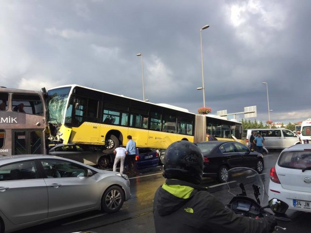 ŞEMSİYENİN BEDELİ AĞIR OLDU! METROBÜS SALDIRGANI ASIL ŞİMDİ YANDI..!