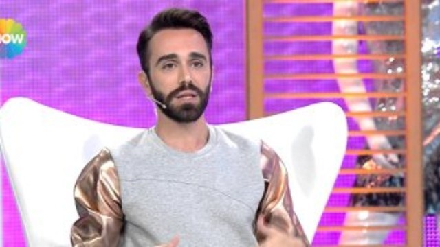 TAKSİM'DE ÜNLÜ İSME İĞRENÇ OLAY! HAYRANI BİR ANDA DUDAKLARINA YAPIŞTI...