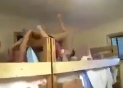 KIZ ÖĞRENCİ YURDUNDA SKANDAL! ODADA TEK BAŞLARINA KALINCA...