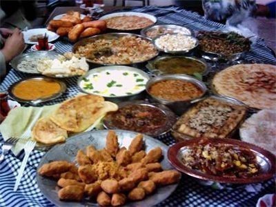 Sofrayı uzun süre yerde bekletti ve bakın ne oldu !