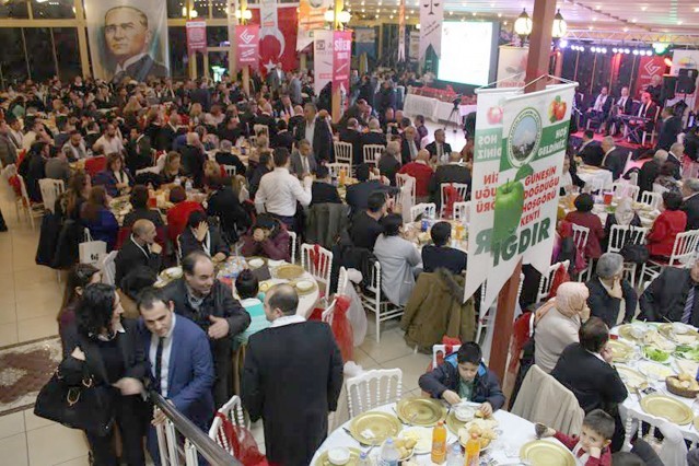 Iğdırlılar salona sığmadı!