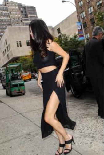 Selena Gomez iç çamaşırsız !