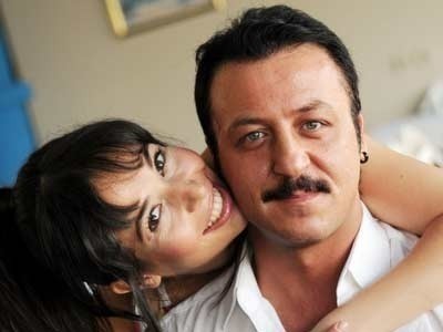 BARIŞ FALAY'IN EŞİ GÖRENLERİ ŞAŞIRTIYOR