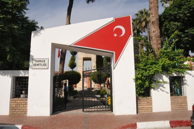 VİCDANSIZLAR... ŞEHİTLERİN MEZARINDA..!