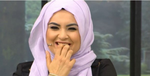 Başörtüsünü şov amaçlı kullanan Hanife'nin gerçek yüzü! YAZIKLAR OLSUN!