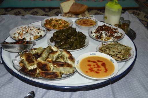 Sofrayı uzun süre yerde bekletti ve bakın ne oldu !