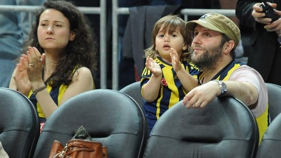 İLKER AYRIK'IN EŞİNİ GÖRENLER GÖZLERİNE İNANAMADI! SEMPATİK SUNUCUNUN KARISI SOSYAL MEDYAYI SALLADI!